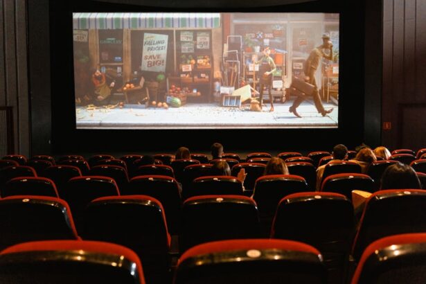 um cinema com uma tela ao fundo