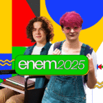 Imagem colorida com fundo geométrico vibrante nas cores azul, amarelo, vermelho, verde, preto e branco. Na frente, estão duas pessoas jovens. À esquerda, um rapaz cadeirante de cabelos cacheados e castanhos, usando óculos e camiseta clara com camisa azul aberta, segurando materiais escolares no colo. À direita, uma pessoa de cabelo curto, pintado de rosa, usando óculos, camiseta branca e jardineira jeans, com uma mochila nas costas. Ao centro, há uma faixa verde com a palavra ‘enem’ em branco e ‘2025’ em amarelo.