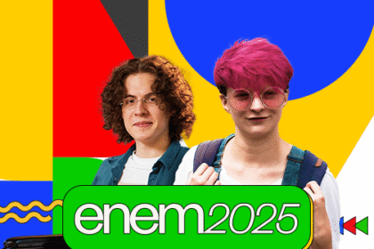 Imagem colorida com fundo geométrico vibrante nas cores azul, amarelo, vermelho, verde, preto e branco. Na frente, estão duas pessoas jovens. À esquerda, um rapaz cadeirante de cabelos cacheados e castanhos, usando óculos e camiseta clara com camisa azul aberta, segurando materiais escolares no colo. À direita, uma pessoa de cabelo curto, pintado de rosa, usando óculos, camiseta branca e jardineira jeans, com uma mochila nas costas. Ao centro, há uma faixa verde com a palavra ‘enem’ em branco e ‘2025’ em amarelo.