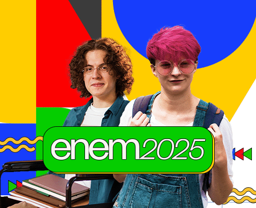 Imagem colorida com fundo geométrico vibrante nas cores azul, amarelo, vermelho, verde, preto e branco. Na frente, estão duas pessoas jovens. À esquerda, um rapaz cadeirante de cabelos cacheados e castanhos, usando óculos e camiseta clara com camisa azul aberta, segurando materiais escolares no colo. À direita, uma pessoa de cabelo curto, pintado de rosa, usando óculos, camiseta branca e jardineira jeans, com uma mochila nas costas. Ao centro, há uma faixa verde com a palavra ‘enem’ em branco e ‘2025’ em amarelo.