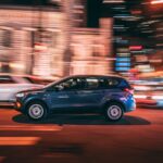 Um carro na avenida.