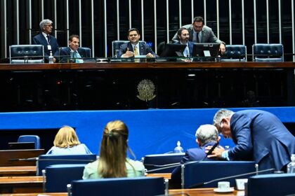 Senadores no plenário
