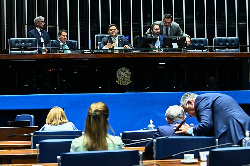 Senadores no plenário