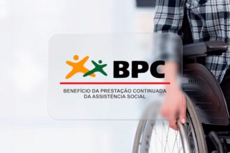 uma pessoa em uma cadeira de rodas com a sigla boc a frente