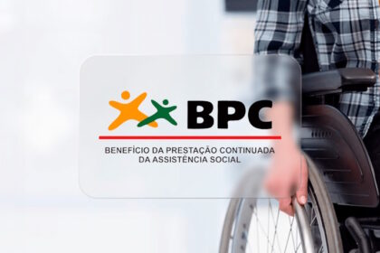 uma pessoa em uma cadeira de rodas com a sigla boc a frente