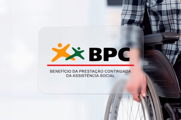 uma pessoa em uma cadeira de rodas com a sigla boc a frente