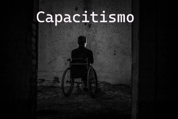 Pessoa em uma cadeira de rodas está de costas, sozinha, em um cômodo escuro e deteriorado. No alto a palavra capacitismo em letras brancas.