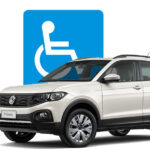 Um carro branco com o símbolo das pcds ao fundo.
