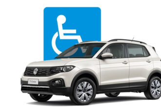 Um carro branco com o símbolo das pcds ao fundo.