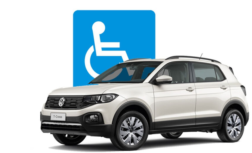 Um carro branco com o símbolo das pcds ao fundo.