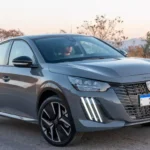 Carro Peugeot cinza.