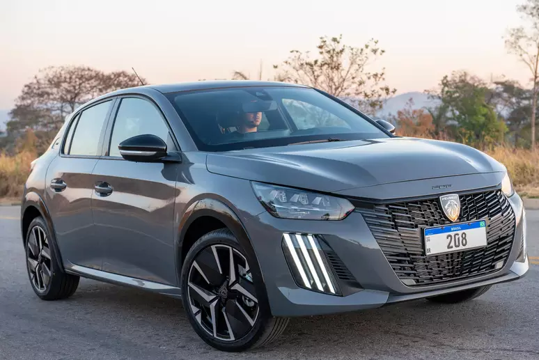 Carro Peugeot cinza.