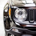Farol dianteiro de um Jeep