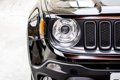 Farol dianteiro de um Jeep