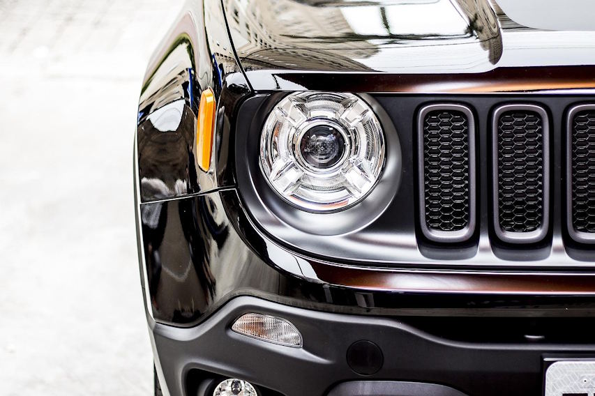 Farol dianteiro de um Jeep