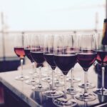 Taças e garrafa de vinho sobre uma mesa.
