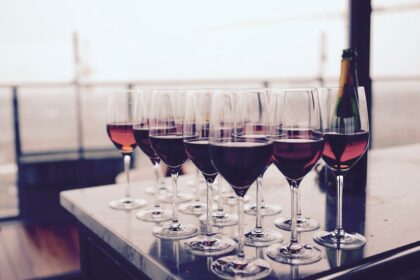 Taças e garrafa de vinho sobre uma mesa.