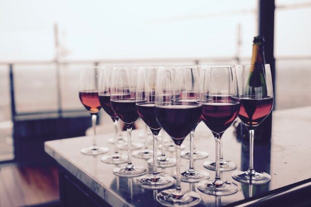 Taças e garrafa de vinho sobre uma mesa.