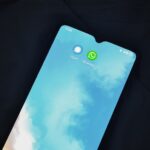 Tela de celular com os ícones do Signal e Whatsapp