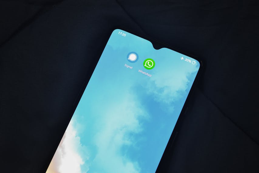 Tela de celular com os ícones do Signal e Whatsapp