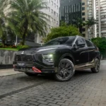 Carro Mitisubishi na cor grafite.