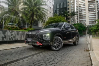Carro Mitisubishi na cor grafite.