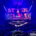 Telões em evento com luzes lilás