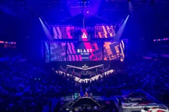 Telões em evento com luzes lilás