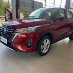 Um carro vermelho da Nissan.