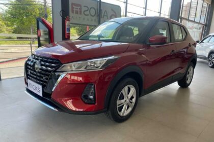 Um carro vermelho da Nissan.
