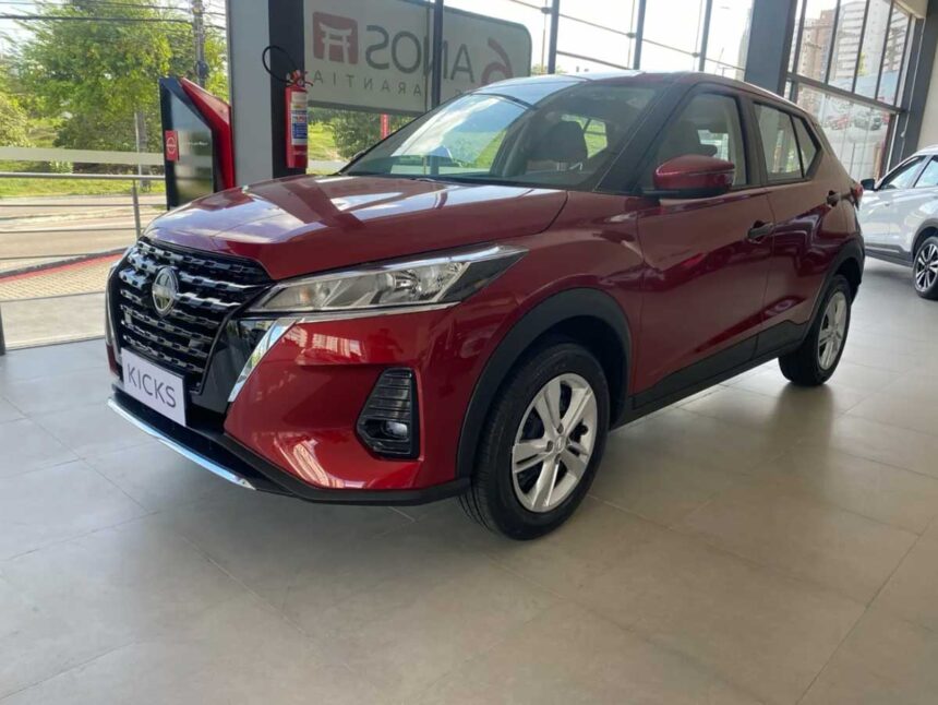 Um carro vermelho da Nissan.