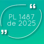 Imagem com fundo verde e o texto em destaque no centro: “PL 1487 2025”, envolvido por aspas estilizadas brancas em formato circular.