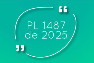 Imagem com fundo verde e o texto em destaque no centro: “PL 1487 2025”, envolvido por aspas estilizadas brancas em formato circular.