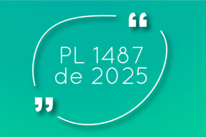 Imagem com fundo verde e o texto em destaque no centro: “PL 1487 2025”, envolvido por aspas estilizadas brancas em formato circular.