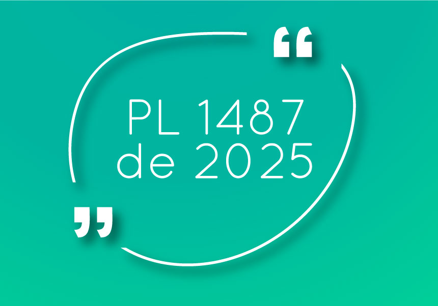 Imagem com fundo verde e o texto em destaque no centro: “PL 1487 2025”, envolvido por aspas estilizadas brancas em formato circular.