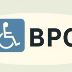 Imagem com fundo claro e o símbolo internacional de acessibilidade (cadeira de rodas estilizada em branco sobre fundo azul). Ao lado, as letras em negrito "BPC", que se referem ao Benefício de Prestação Continuada, destinado a pessoas com deficiência e idosos em situação de vulnerabilidade social.