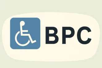 Imagem com fundo claro e o símbolo internacional de acessibilidade (cadeira de rodas estilizada em branco sobre fundo azul). Ao lado, as letras em negrito "BPC", que se referem ao Benefício de Prestação Continuada, destinado a pessoas com deficiência e idosos em situação de vulnerabilidade social.