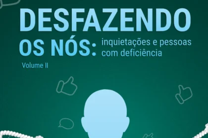 Capa do livro "Desfazendo os Nós: inquietações e pessoas com deficiência – Volume II". A imagem mostra uma ilustração estilizada de um novelo de linhas coloridas parcialmente desfeito, com fios soltos formando nós ao redor. O fundo é verde e o título aparece centralizado, em letras brancas. Abaixo do título, está o subtítulo “Inquietações e pessoas com deficiência” em letras menores.