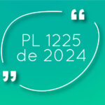 Imagem com fundo verde e o texto em destaque no centro: “pl 1225 e 2024”, envolvido por aspas estilizadas brancas em formato circular.