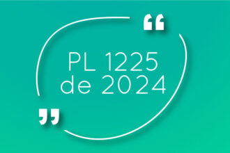 Imagem com fundo verde e o texto em destaque no centro: “pl 1225 e 2024”, envolvido por aspas estilizadas brancas em formato circular.