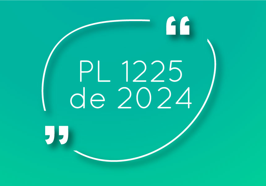 Imagem com fundo verde e o texto em destaque no centro: “pl 1225 e 2024”, envolvido por aspas estilizadas brancas em formato circular.