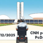 Homem usando cadeira de rodas motorizada está de costas, em direção ao Congresso Nacional, sob um céu azul claro. Ele veste chapéu e camisa clara. À frente, os edifícios do Congresso — com suas cúpulas branca e invertida — destacam-se. Na imagem, há os dizeres “PL 312/2025 – CNH para PcDs”.