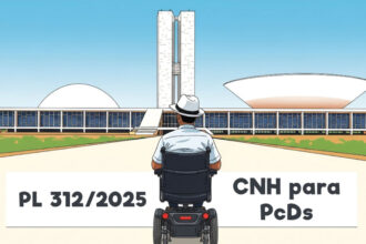Homem usando cadeira de rodas motorizada está de costas, em direção ao Congresso Nacional, sob um céu azul claro. Ele veste chapéu e camisa clara. À frente, os edifícios do Congresso — com suas cúpulas branca e invertida — destacam-se. Na imagem, há os dizeres “PL 312/2025 – CNH para PcDs”.