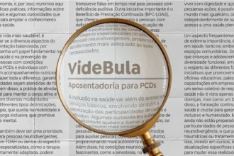Lupa em destaque ampliando o texto 'VideBula – Aposentadoria para PCDs' sobre uma página de jornal com várias colunas de palavras impressas.