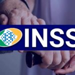 Mãos de uma pessoa idosa sendo seguradas por outra pessoa em gesto de apoio, com o logo do INSS em destaque ao centro.