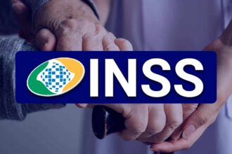 Mãos de uma pessoa idosa sendo seguradas por outra pessoa em gesto de apoio, com o logo do INSS em destaque ao centro.