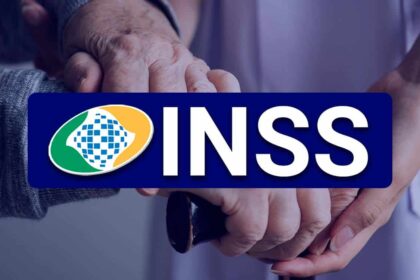 Mãos de uma pessoa idosa sendo seguradas por outra pessoa em gesto de apoio, com o logo do INSS em destaque ao centro.