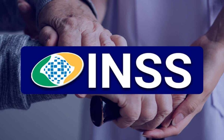 Mãos de uma pessoa idosa sendo seguradas por outra pessoa em gesto de apoio, com o logo do INSS em destaque ao centro.