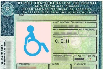Imagem de uma Carteira Nacional de Habilitação (CNH) brasileira adaptada para pessoa com deficiência. No lado esquerdo da CNH, há um símbolo azul de acessibilidade.