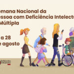 Ilustração de várias pessoas caminhando, incluindo uma criança com mochila, uma mulher usando celular, um homem idoso e uma pessoa em cadeira de rodas acompanhada. Ao lado, o texto: 'Semana Nacional da Pessoa com Deficiência Intelectual e Múltipla – 21 a 28 de agosto'. Na parte inferior esquerda, o logotipo do site Deficientes Indignados.